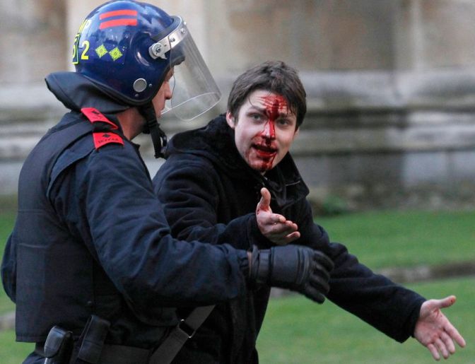 Slideshows > UK Student Riots > uk-riot-14.jpg
