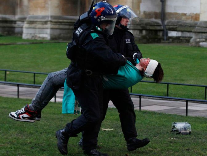 Slideshows > UK Student Riots > uk-riot-17.jpg